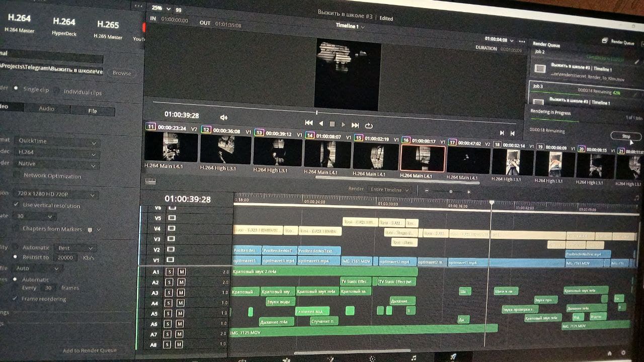 На мониторе открыт сложный проект DaVinci Resolve с множеством видео- и аудиодорожек