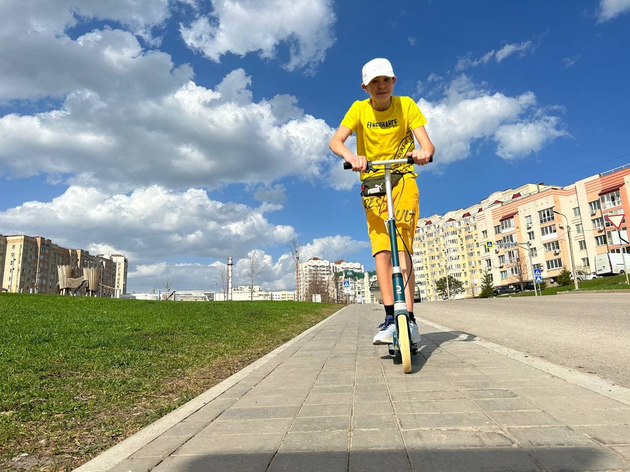 Клим Гуляев едет на электросамокате прямо в сторону оператора
